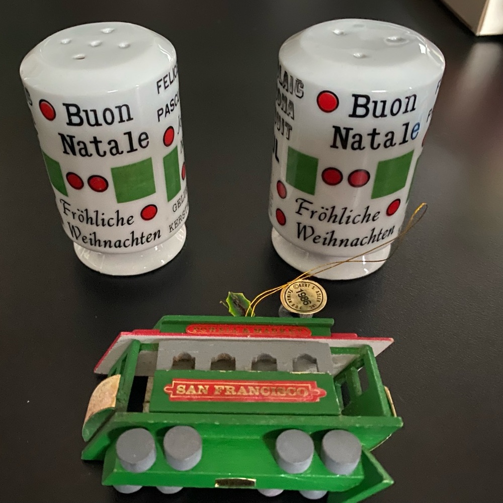 Vintage Christmas Holiday Themed Salt & Pepper Shaker Set and Wooden Orn…